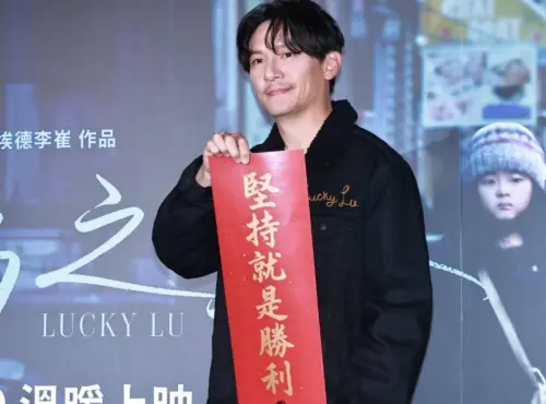 ▲張震以在紐約辛苦拍攝的《幸福之路》，拿到第2座金馬獎影帝榮銜，拿起寫著「堅持就是勝利」的春聯，鼓勵觀眾認真、努力。（圖／記者朱永強攝）