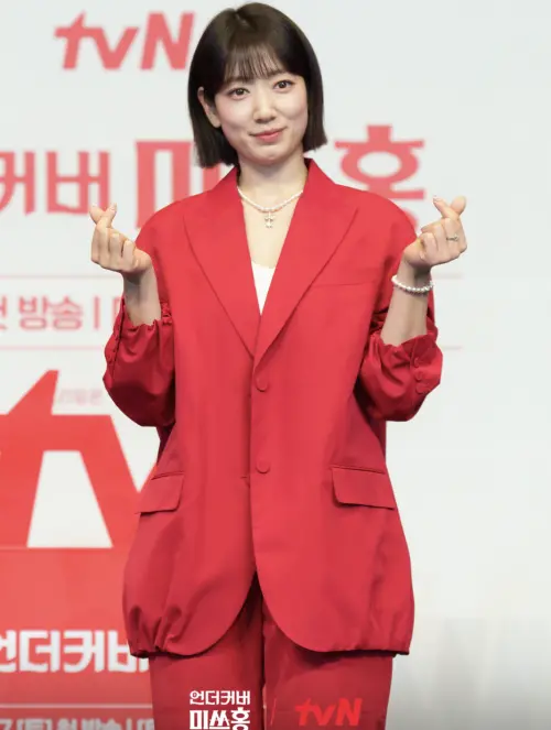 ▲朴信惠今天出席《臥底洪小姐》製作發表會，一身鮮紅色套裝展現幹練女性魅力。（圖／vn.cjenm.com）