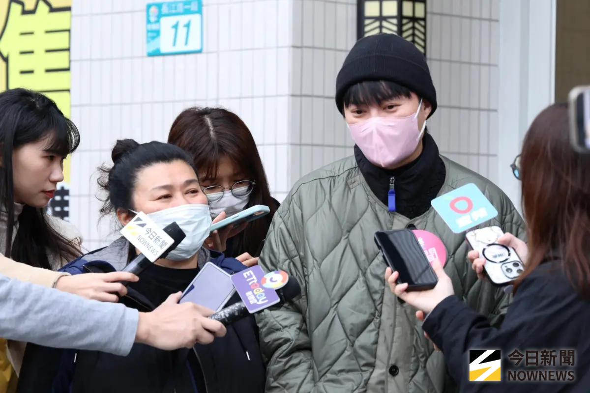 ▲曹西平曾為許富凱（右）開嗆金曲獎「到底還要入圍幾次？」今日許富凱與林美秀一同現身靈堂弔唁，回憶起曹西平生前暖舉他說：「曹大哥很挺我，給我很多鼓勵。」（圖／記者朱永強攝）