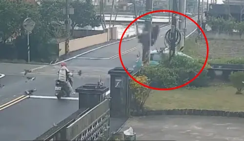 宜蘭汽機車路口猛撞！騎士噴飛撞反光鏡重摔地　駕駛擦挫傷雙送醫
