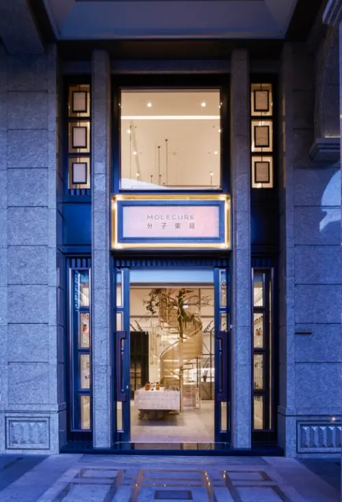 ▲分子藥局位於台中國家歌劇院旁，透過空間設計與香氛營造，打破傳統藥局印象，被封為「全台最美藥局」。（圖／業者提供）