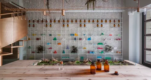 ▲分子藥局門市以簡約設計與明亮採光聞名，開業8年來吸引不少民眾前來拍照打卡。（圖／業者提供）