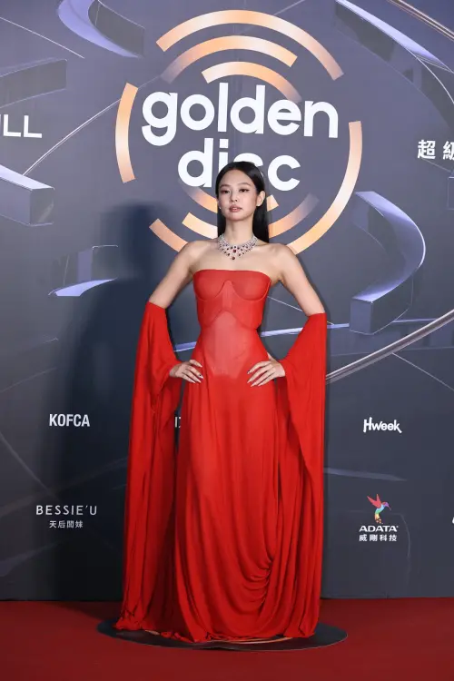 ▲BLACKPINK JENNIE現身紅毯展現女王氣場，意外成紅毯收視亮點。（圖／TVBS提供）
