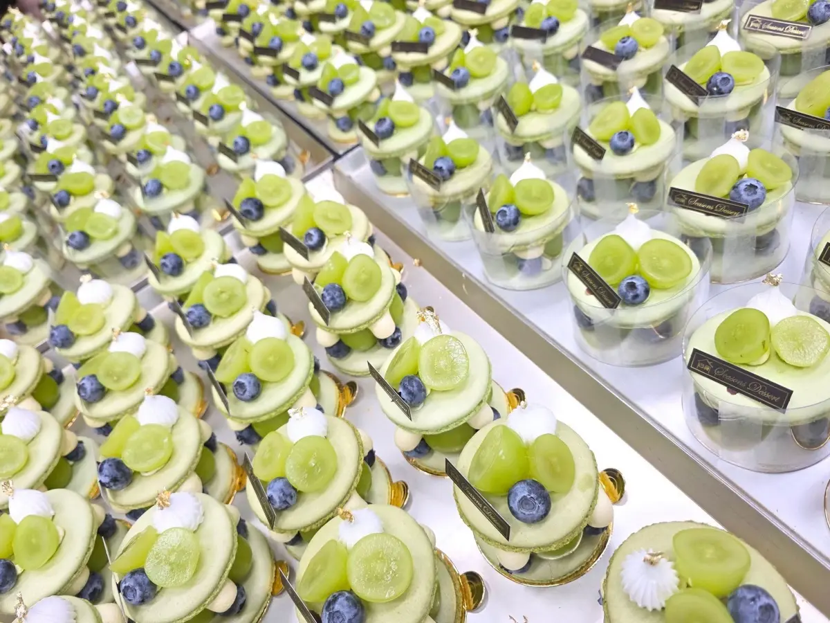 ▲基隆「四蒔甜點」近期推出「青提檸檬馬卡龍」，被質疑使用中國用語，不過《NOWNEWS》記者實際詢問香港朋友，他表示青提其實是香港用語。（圖／翻攝自四蒔甜點臉書粉專）