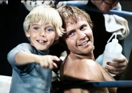 ▲瑞奇施洛德（左）以《天涯赤子心》獲得金球獎年度最佳新星獎，當時他才9歲。（圖／摘自IMDb）