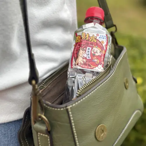 ▲台塩推出限定商品「發財水」，420ml小瓶身搶攻出遊商機。（圖／業者提供）