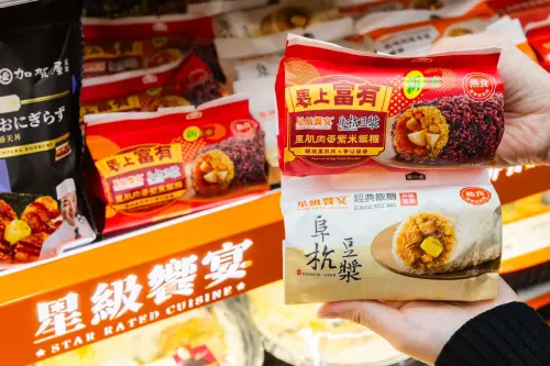 ▲7-11繼「阜杭豆漿經典飯糰」後，再推新品「阜杭豆漿里肌肉蛋紫米飯糰」。（圖／業者提供）