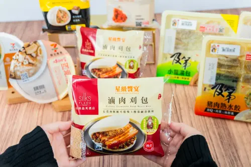 ▲7-11集結多款「開運小吃」，貼上雲林西螺福興宮過爐加持的神明Q版貼紙。（圖／業者提供）