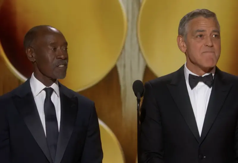 ▲喬治克隆尼（右）在金球獎頒獎典禮上被合演《瞞天過海》的搭擋唐奇鐸（左）狠狠糗了一番，稱他上次得獎時「甜茶」提摩西夏勒梅才3歲，結果今年就打敗他得到影帝殊榮。（圖／摘自Golden Globes FB）