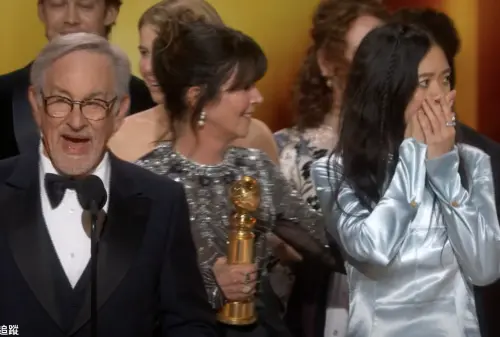  ▲《哈姆奈特》獲得金球獎最佳戲劇類影片，製片史蒂芬史匹柏（左）已經在致詞，導演趙婷（右）還摀著嘴、似乎難以置信。（圖／摘自Golden Globes FB）