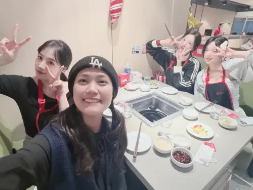 ▲2S經紀公司經紀人（前掌鏡者）透露在去年底就提早幫趙娟週（後排右）舉辦小型歡送會。（圖／翻攝自經紀人IG@ihsuan0220）