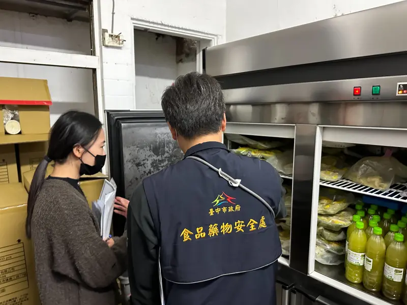 超噁珍奶！大茗吸到蟑螂蛋、另家有整隻蟑螂　台中食安處出手了