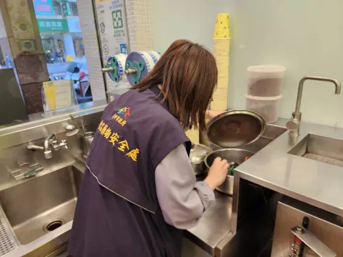 ▲台中市食安處人員稽查南屯區店家作業環境及食品器具。（圖／台中市政府提供，2026.01.12）