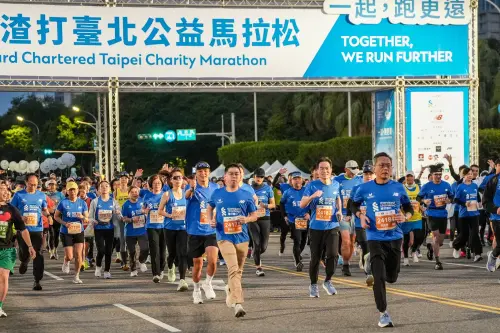 ▲2026渣打臺北公益馬拉松今（11）日清晨於總統府前熱情開跑，吸引來自全球51個國家、共2.6萬名跑者共襄盛舉。（圖／渣打銀行提供）