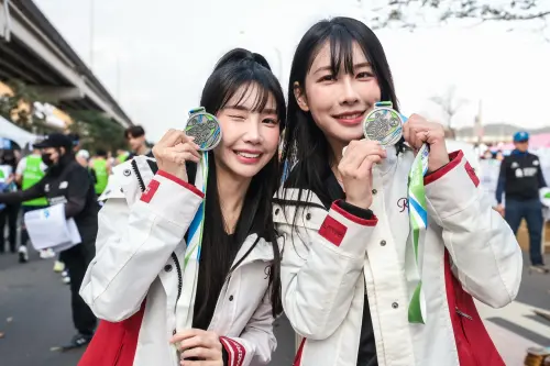 ▲人氣啦啦隊「樂天女孩」於渣打臺北公益馬拉松賽後嘉年華以活力應援為跑者注入滿滿能量，成為賽事現場最吸睛的亮點之一。 （圖／渣打銀行提供）