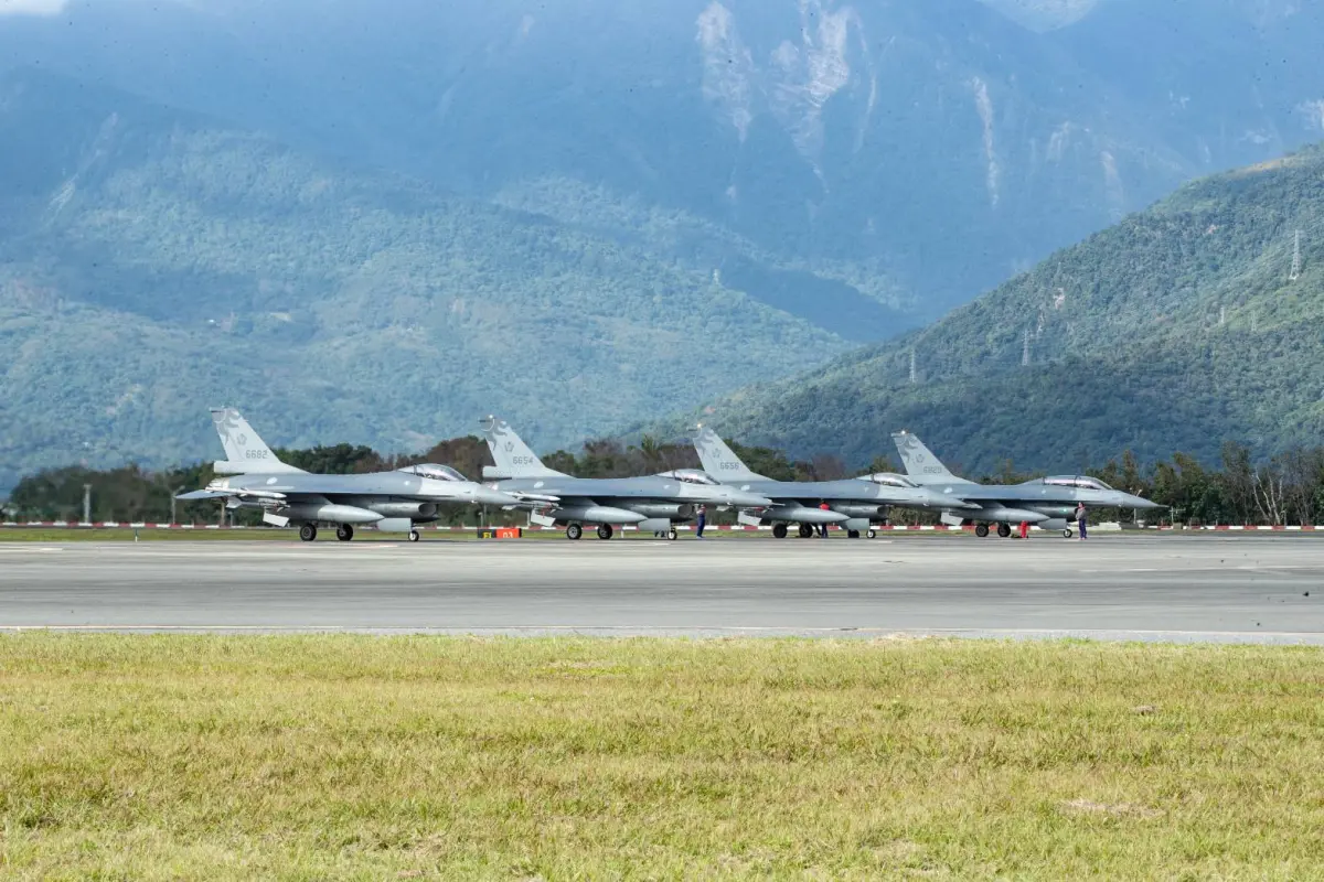 ▲花蓮基地第五聯隊F-16型機復飛，於跑道滑行。（圖／空軍司令部提供）