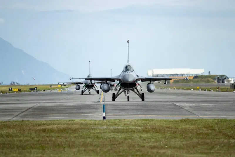 ▲花蓮基地第五聯隊F-16型機復飛於跑道滑行。(圖/空軍司令部提供)