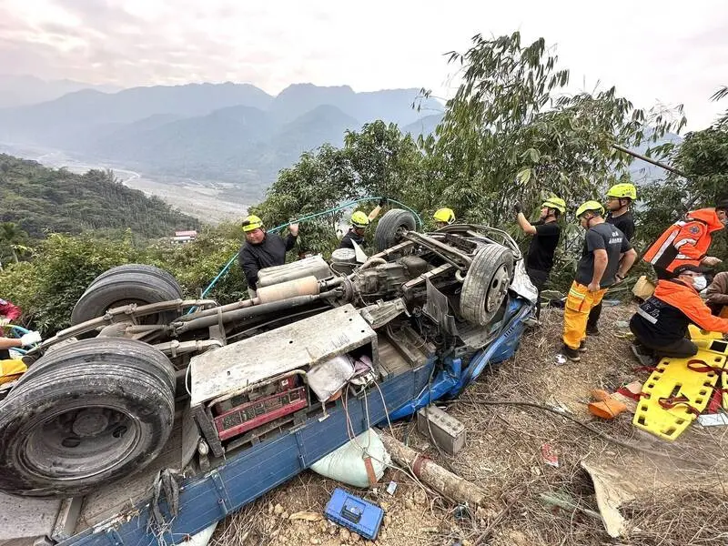 死亡車禍！南投3.5噸貨車載肥料　衝下邊坡撞斷電桿翻覆釀2死2傷