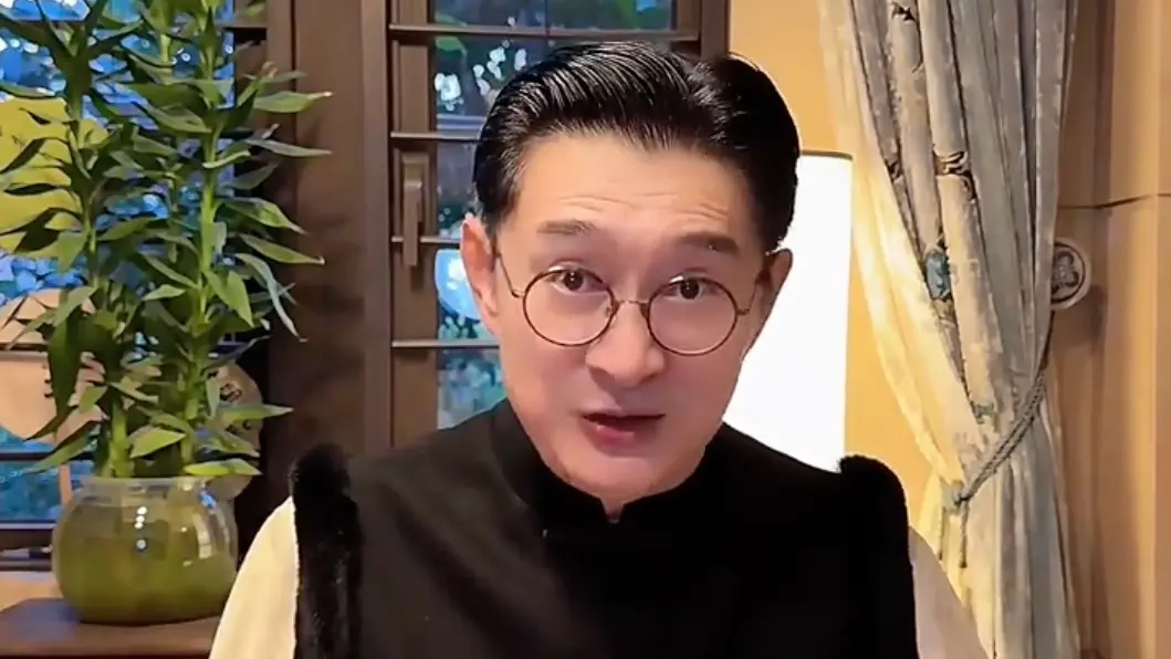 ▲黃安在新疆商演途中突發失聲，仍硬撐登台卻遭觀眾怒吼「別唱了」，場面尷尬。他事後感嘆事業恐到盡頭，加上健康與言論爭議，再度引發網路熱議。（圖／翻攝自黃安微博）