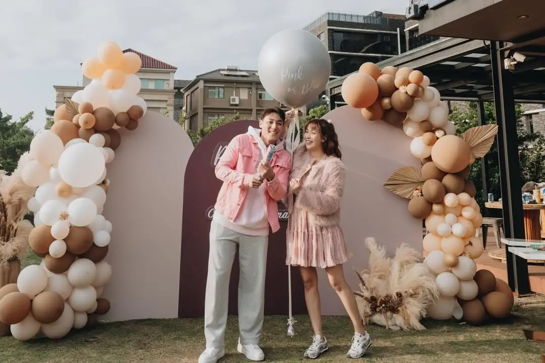 ▲中信女神啾啾（右）與職棒球員陳晨威（左）低調舉辦性別派對，揭曉將迎接女寶寶，她坦言派對前一晚緊張到失眠，擔心細節出錯，所幸活動圓滿、親友力挺，讓她感受到滿滿幸福與支持。（圖／翻攝自啾啾IG@juliaaa.49）