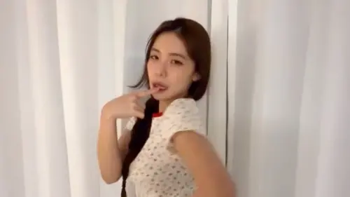 ▲李多慧日前因為遭喜劇演員林妍霏在演出中調侃，今（12）日親上火線回應外界爭議，強調自己不吸菸，並重新看待對聲音與語氣的討論，直言成為進步動力，她也宣布2026年將繼續在台灣發展，向粉絲真誠告白。（圖／翻攝自李多慧Threads@le_dahye）