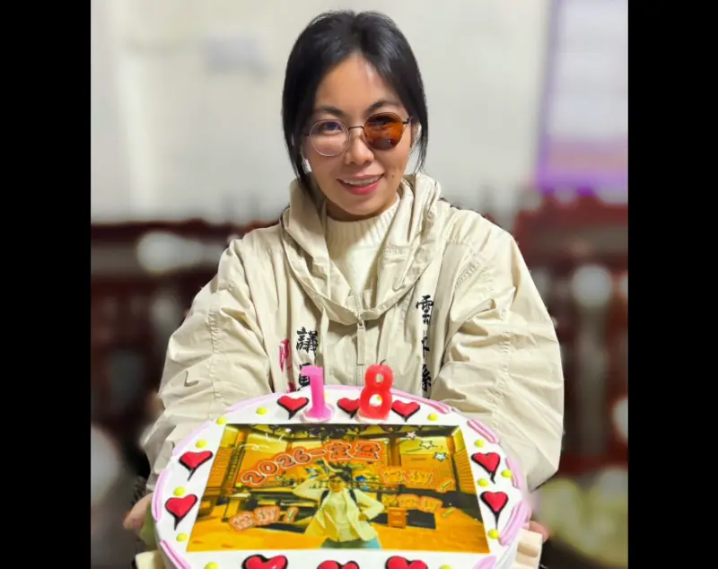 ▲雲林縣議員陳芳盈車禍後左眼視神經受損，現在都戴半邊墨鏡亮相。（圖／翻攝陳芳盈臉書）