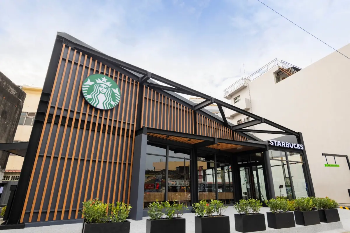 ▲周二咖啡優惠，星巴克買一送一有星冰樂！超萌「夾娃娃機」開搶，雲林星巴克西螺大同門市開幕，今foodpanda輸入「週二星享日」再折70元外送優惠碼。路易莎咖啡x桂格開喝養氣「人蔘蜜香檸檬」新品。（圖／星巴克starbucks.com.tw）