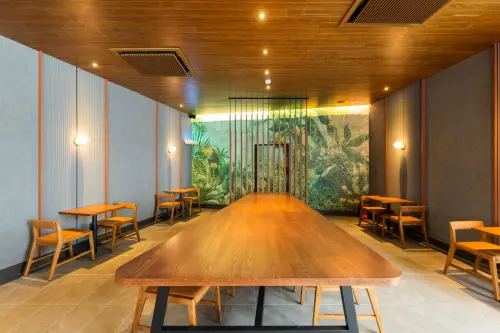 ▲星巴克西螺大同門市以金屬元素外觀呼應橋樑結構意象，室內以格柵隔屏搭配落地窗設計開闊又通透。（圖／星巴克starbucks.com.tw）