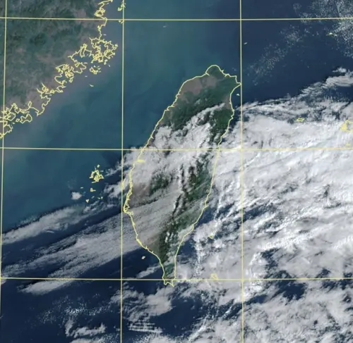 ▲今天台灣上空密雲減少，各地太陽露臉或雲層透光，白天氣溫會比較明顯回升。（圖／鄭明典臉書）