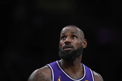 詹皇迎最終賽季？ESPN：剩餘46場穿特別球衣　徽章賽後製成球星卡
