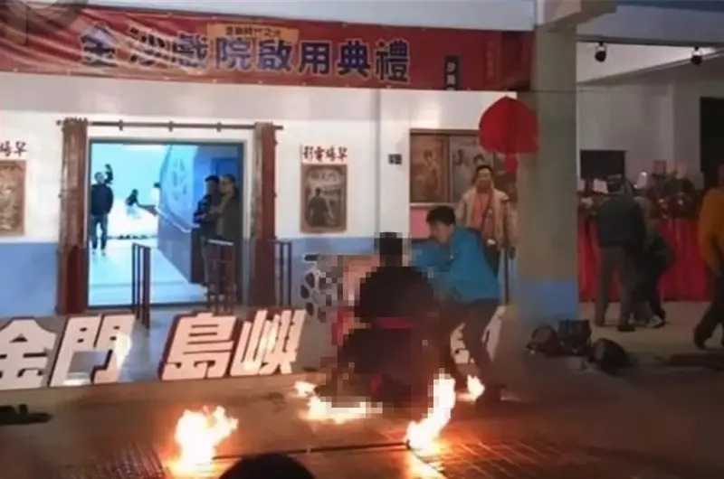 ▲金門島嶼生活節火舞表演時疑遭強風吹襲，造成火舞者進行噴火表演時不慎燒到臉部，釀2級燙傷。（圖／翻攝YT）