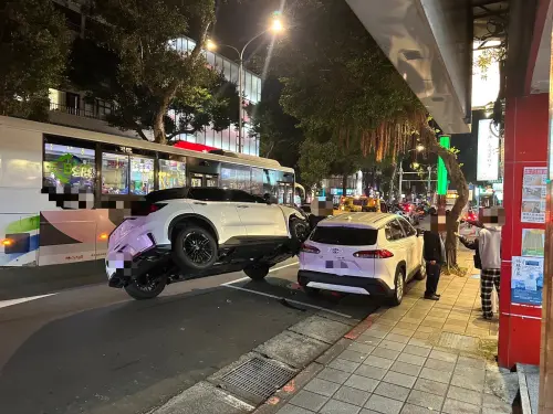 士林驚悚車禍！21歲男「暴衝猛撞汽機車」險側翻　騎士遭波及送醫
