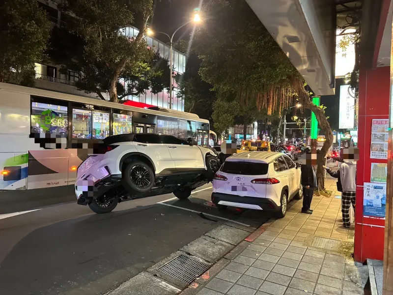 士林驚悚車禍！21歲男「暴衝猛撞汽機車」險側翻　騎士遭波及送醫