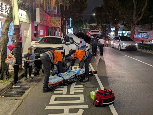 ▲士林小客車失控暴衝撞小客車、機車，現場畫面曝光。（圖／翻攝畫面）