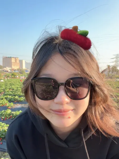 ▲全紅嬋自出道以來，一直以俐落的短髮「假小子」形象示人。但在最新發布的照片中，她留起齊肩中長髮，身穿黑色運動連帽衫，戴上墨鏡。（圖／取自全紅嬋微博）