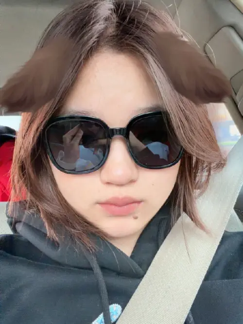 ▲全紅嬋自出道以來，一直以俐落的短髮「假小子」形象示人。但在最新發布的照片中，她留起齊肩中長髮，身穿黑色運動連帽衫，戴上墨鏡。（圖／取自全紅嬋微博）