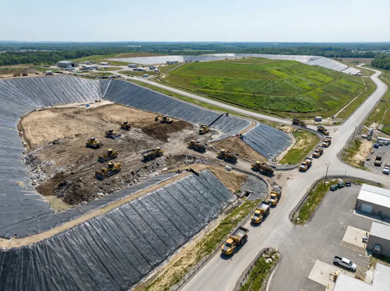 ▲全台合法掩埋場一位難求，「土方之亂」凸顯了最終處置場的稀缺價值，掌握龐大掩埋容積的業者成為市場焦點。圖為示意，非當事場域。（示意圖／AI 生成）