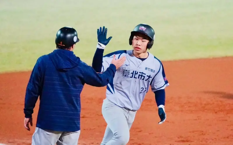 ▲臺北市立大學捕手白井雄登，前役交手輔仁大學時開轟，賽後受訪時意外「爆粗口」，連主播、球評都不禁笑出來。（圖／UBL提供）