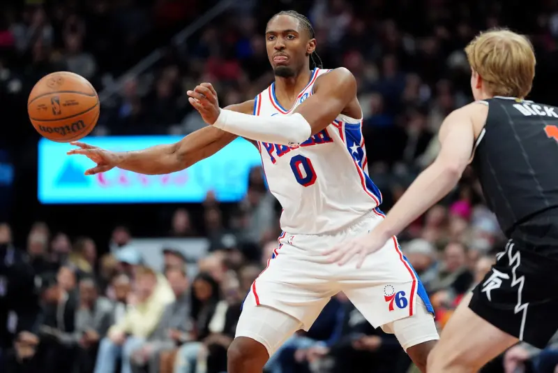 ▲NBA費城76人今（13）日客場對上多倫多暴龍，76人本場比賽上半場命中率破7成，半場就拉開20分差距，最終76人靠著馬克西（Tyrese Maxey）砍下33分的帶領下，終場以115：102擊敗暴龍。（圖／美聯社／達志影像）