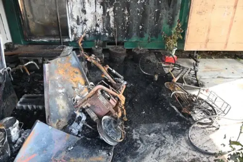 ▲苗栗一對分手情侶因心生嫌隙，女方縱火燒了男方工寮，男方則開車追撞女方。兩人均依公共危險、殺人未遂移送法辦。（圖／翻攝畫面）