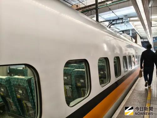 ▲針對本次誤點事件，高鐵於上午8時起調整營運班表，不只取消原班表各班次列車，改由南港站（南下）及左營站（北上），每小時分別發出3班每站停靠之全車自由座列車。（圖／記者許若茵攝）