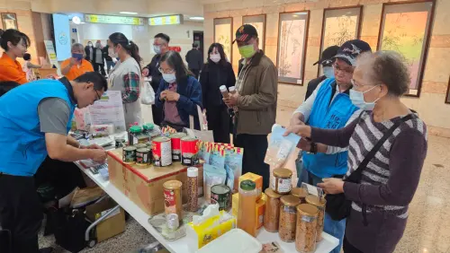 ▲現場展售多樣健康農產，並推出農場旅遊住宿優惠，吸引醫護人員與民眾熱情參與。（圖／記者莊全成翻攝）