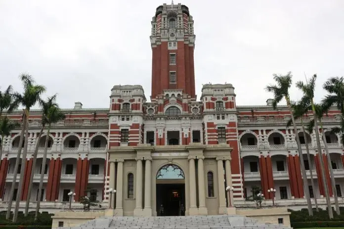 快訊／博愛特區附近驚傳揮刀！恐怖男「總統府旁突失控」民眾嚇傻