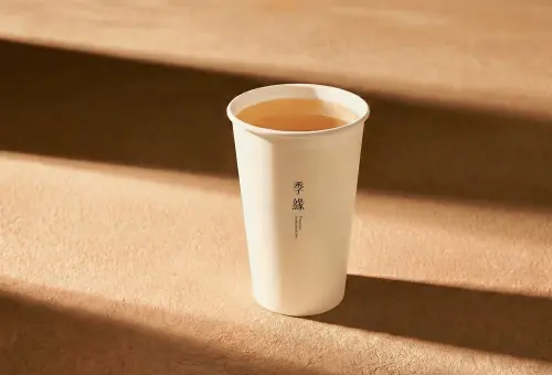 ▲季緣台中旗艦店獨家限定飲品「比賽級．凍頂烏龍茶」中杯70元、大杯85元。（圖／季緣chiyuantea.com）