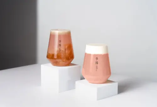 ▲季緣2026新品，左起：「蓮霧青韻茶王」、「蓮霧柚香奶蓋」，中杯75元、大杯90元。（圖／季緣chiyuantea.com）
