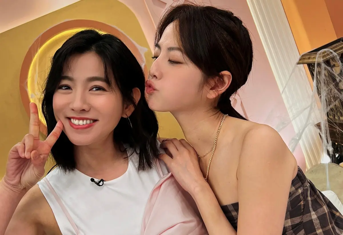 ▲阿諾（右）日前大方認隆乳，但竟遭酸假奶有什麼好看，她昨（12）日霸氣發文反擊後，米可白（左）也現身力挺好友，大讚她很美。（圖／阿諾FB）