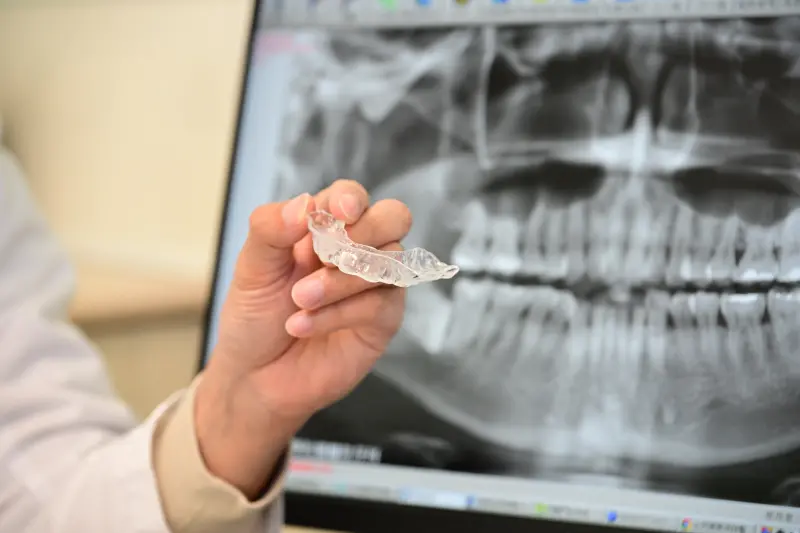 牙齒變長、牙縫大　醫：半夜磨牙竟是牙齦萎縮推手