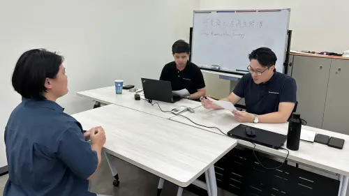 ▲ 《風電產業國際人才培訓班》課程最後兩日進行媒合活動，邀請國內外風電大廠進行徵才面試，歷年平均關聯性就業率高達63%。（圖／金屬中心提供）