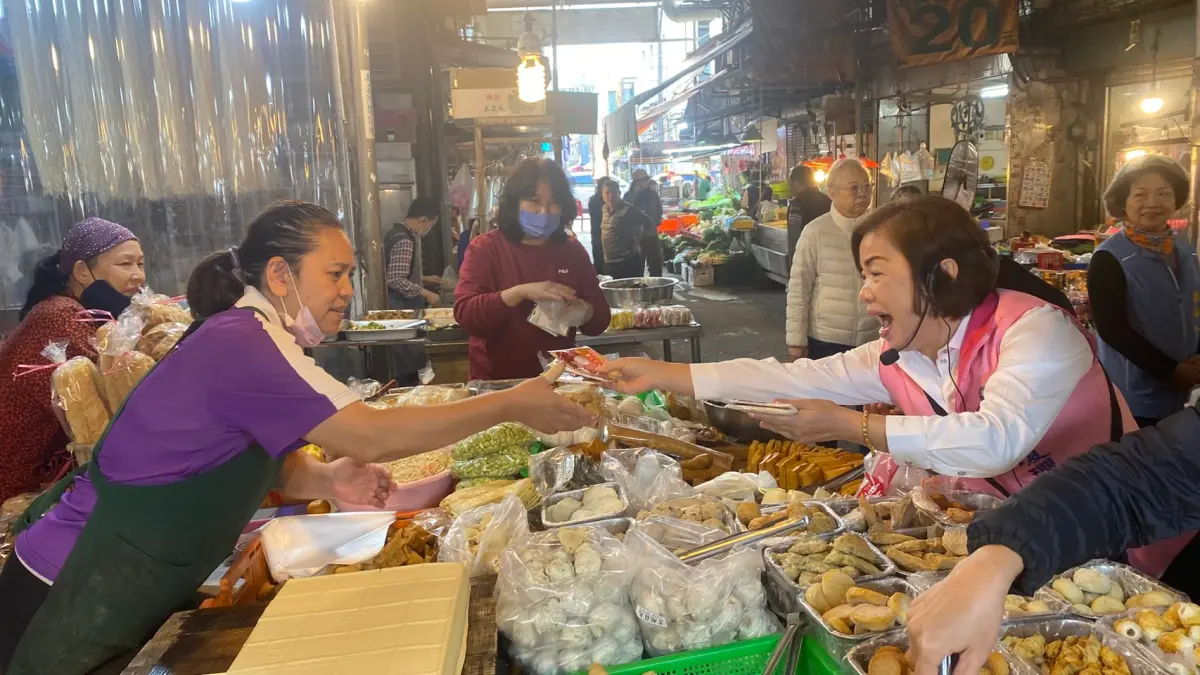 ▲立委楊瓊瓔前往向上市場掃街拜票，市場內氣氛熱絡，沿途不時響起「凍蒜」(圖／楊瓊瓔提供2026.1.13)