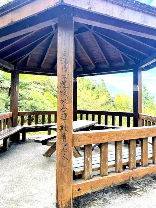 ▲民眾平日休息的涼亭也被塗鴉。（圖／溪頭自然教育園區提供，2026.01.13）